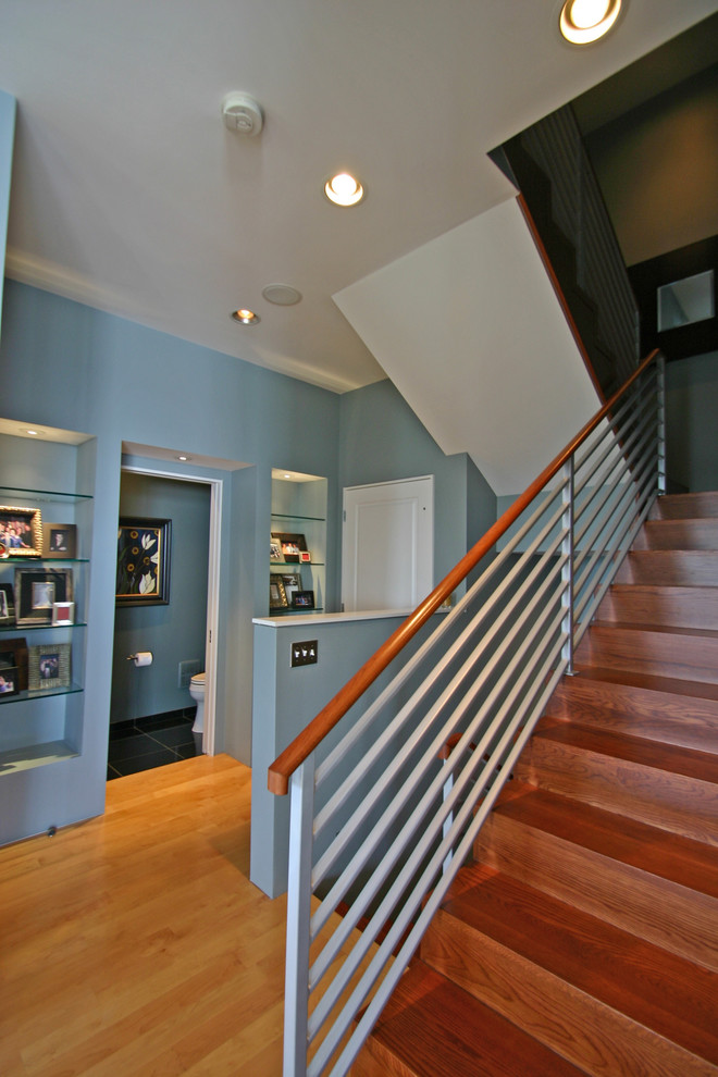 Cette image montre un escalier design avec éclairage.