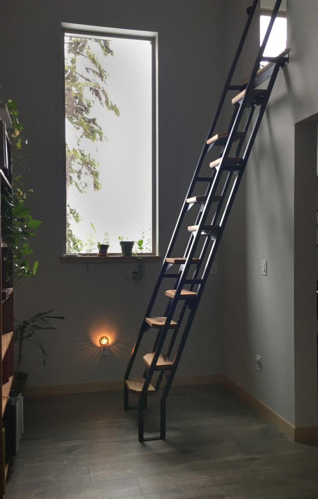 Стильный дизайн: маленькая прямая металлическая лестница в современном стиле с деревянными ступенями и металлическими перилами для на участке и в саду - последний тренд