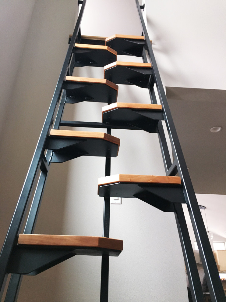 Modelo de escalera recta contemporánea pequeña con escalones de madera, contrahuellas de metal y barandilla de metal