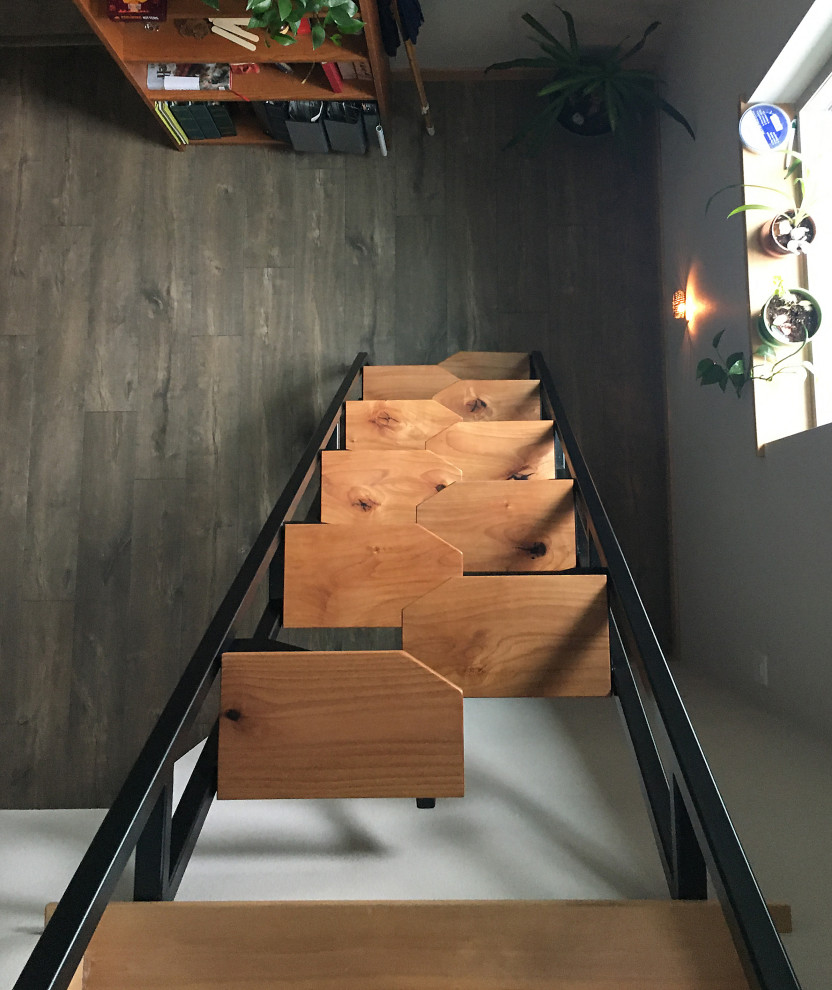 他の地域にある高級な小さなコンテンポラリースタイルのおしゃれな直階段 (金属の蹴込み板、金属の手すり) の写真