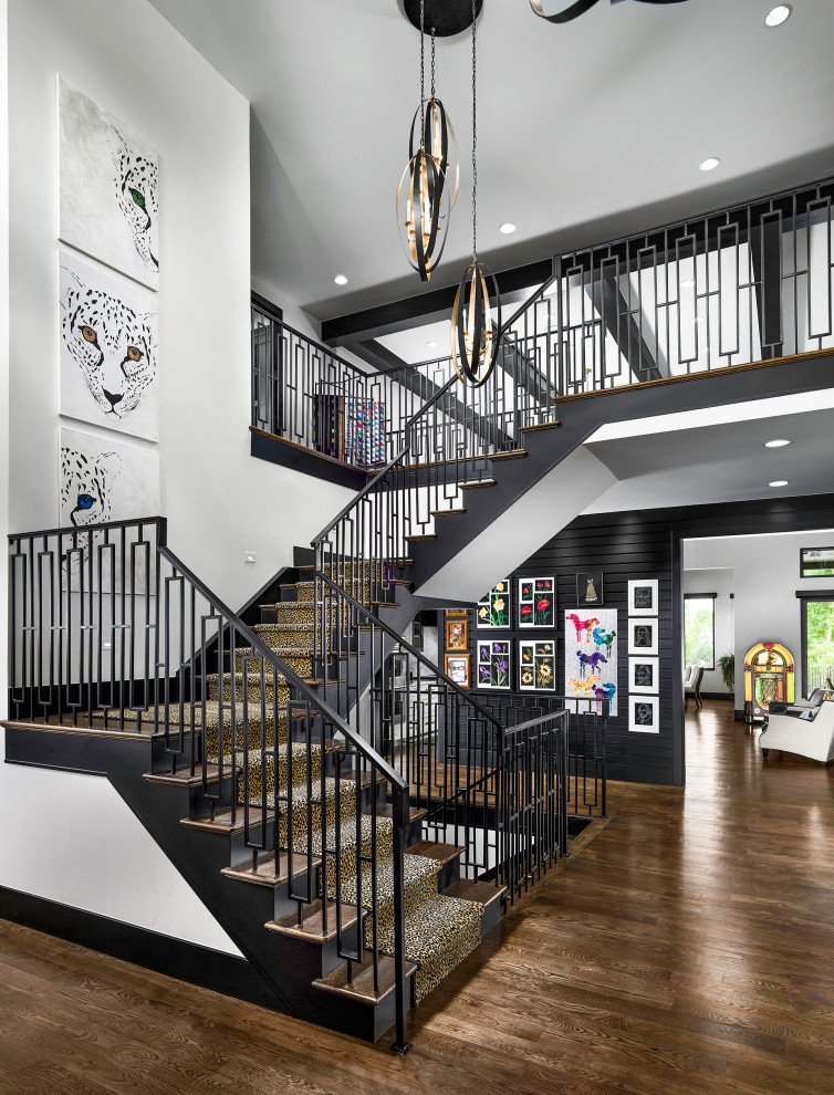 Diseño de escalera en U contemporánea con escalones de madera, contrahuellas de madera pintada y barandilla de metal