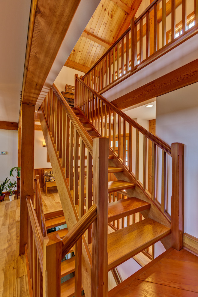 Inspiration pour un grand escalier droit traditionnel avec des contremarches en bois et un garde-corps en bois.