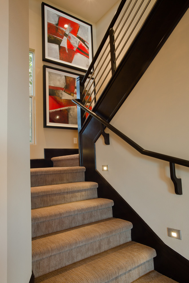 Bild på en funkis l-trappa, med heltäckningsmatta och sättsteg med heltäckningsmatta