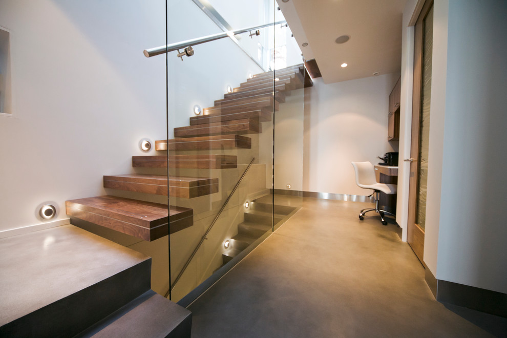Свежая идея для дизайна: лестница на больцах в стиле модернизм - отличное фото интерьера