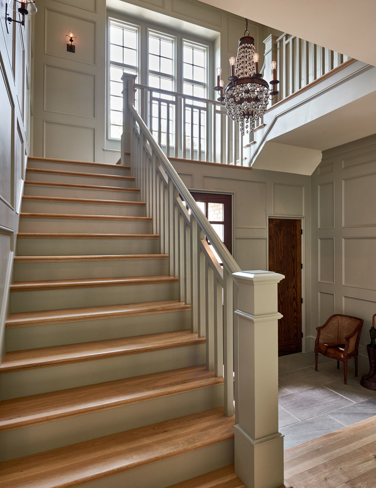 На фото: большая прямая деревянная лестница в классическом стиле с деревянными ступенями с