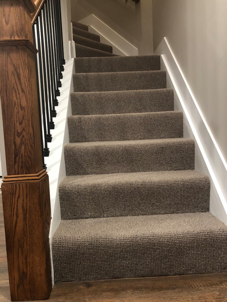 Treppe mit Teppich-Treppenstufen und Mix-Geländer in Cincinnati