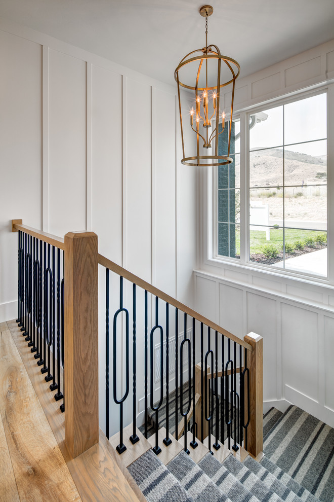 Свежая идея для дизайна: п-образная лестница в морском стиле с ступенями с ковровым покрытием, ковровыми подступенками и перилами из смешанных материалов - отличное фото интерьера
