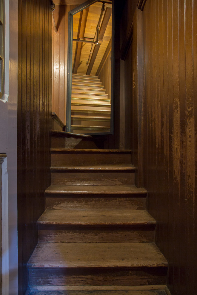 サンフランシスコにあるヴィクトリアン調のおしゃれな階段の写真