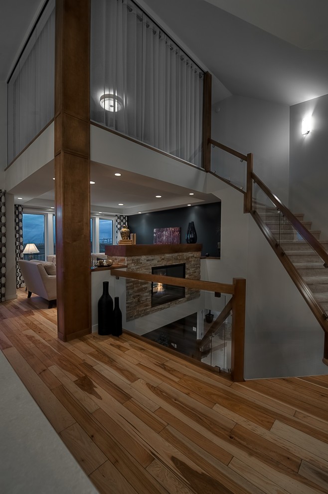 Стильный дизайн: лестница среднего размера в стиле неоклассика (современная классика) с ступенями с ковровым покрытием и ковровыми подступенками - последний тренд