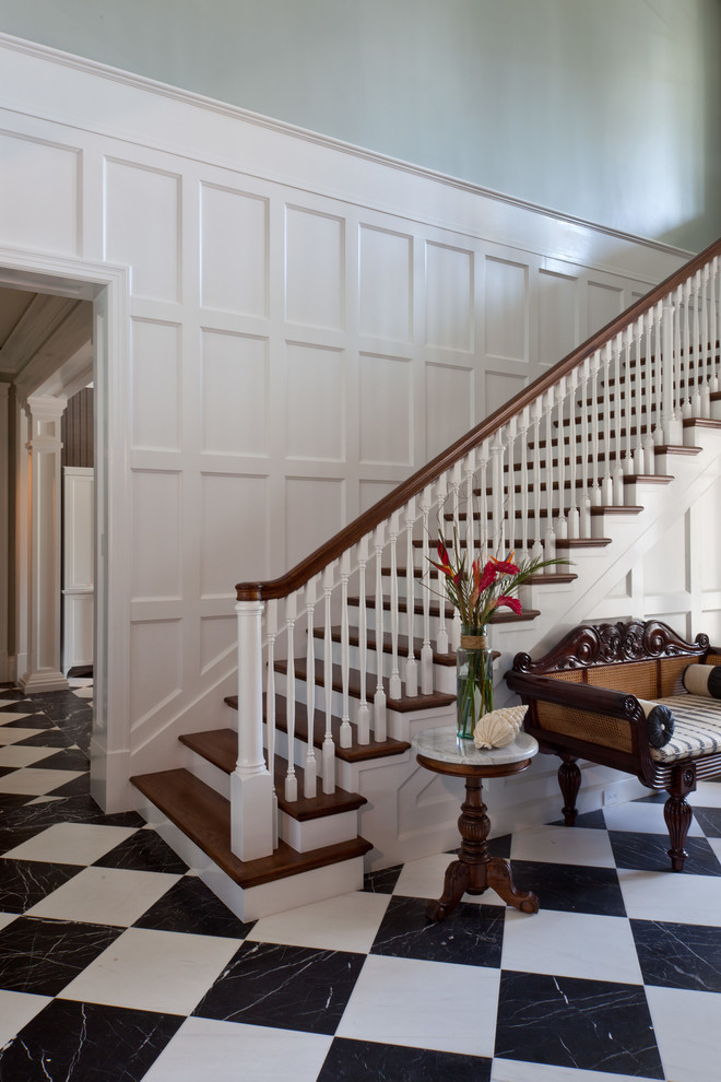 Источник вдохновения для домашнего уюта: лестница в классическом стиле с деревянными ступенями и крашенными деревянными подступенками