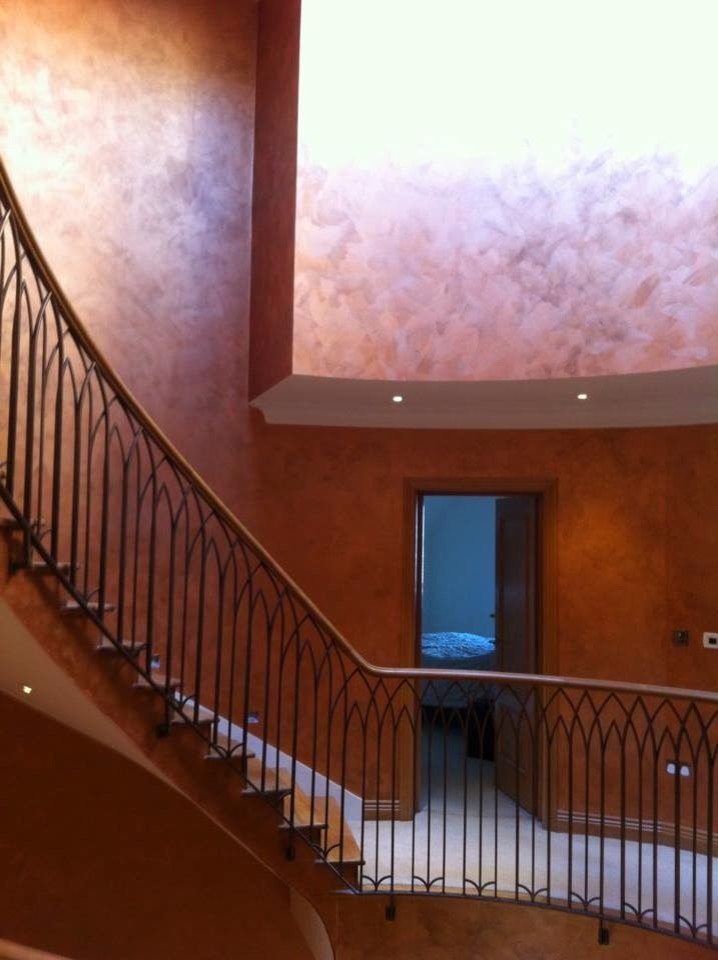 Стильный дизайн: огромная винтовая лестница в средиземноморском стиле - последний тренд