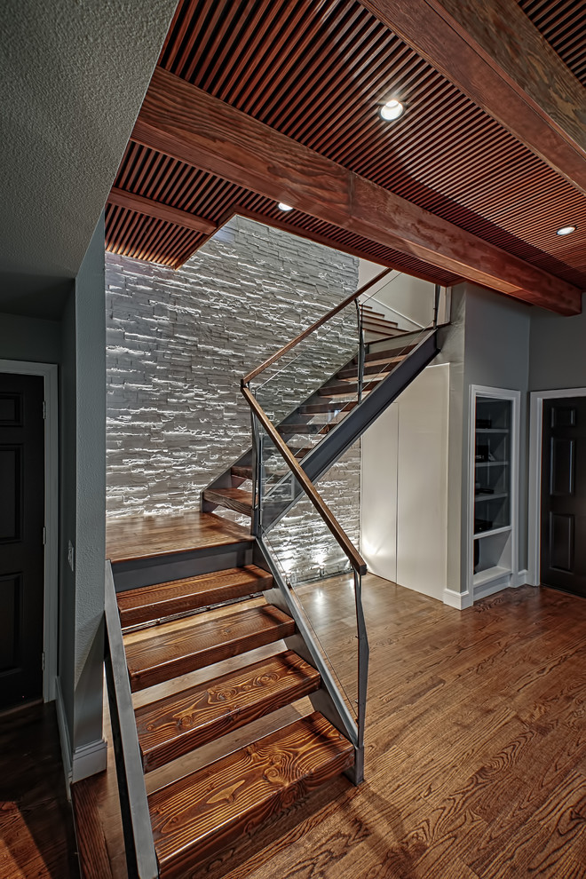 Foto de escalera de caracol moderna grande sin contrahuella con escalones de madera