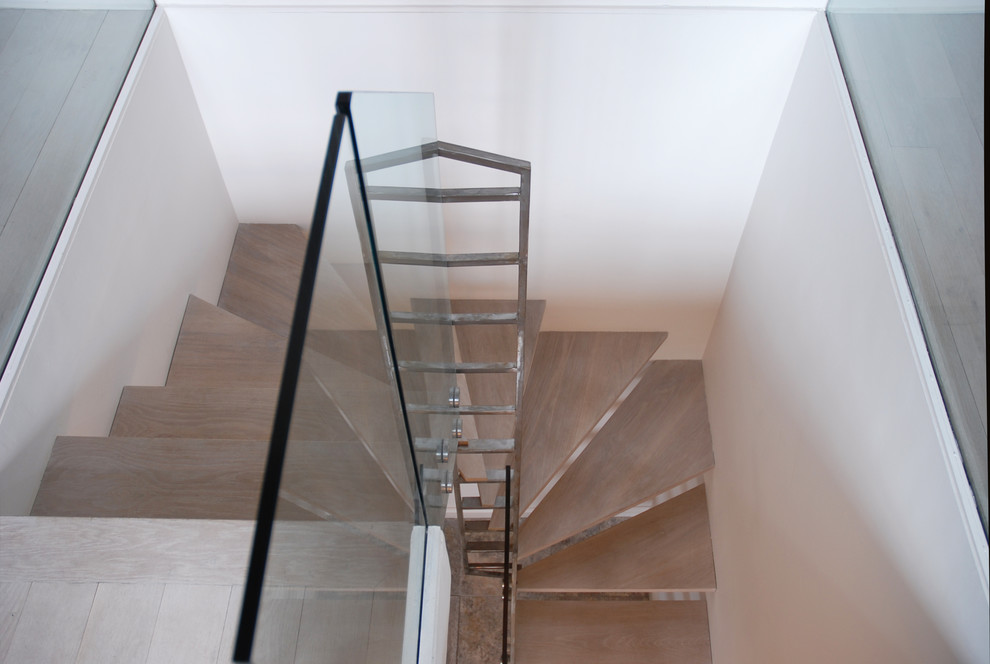 На фото: лестница на больцах в скандинавском стиле с деревянными ступенями без подступенок
