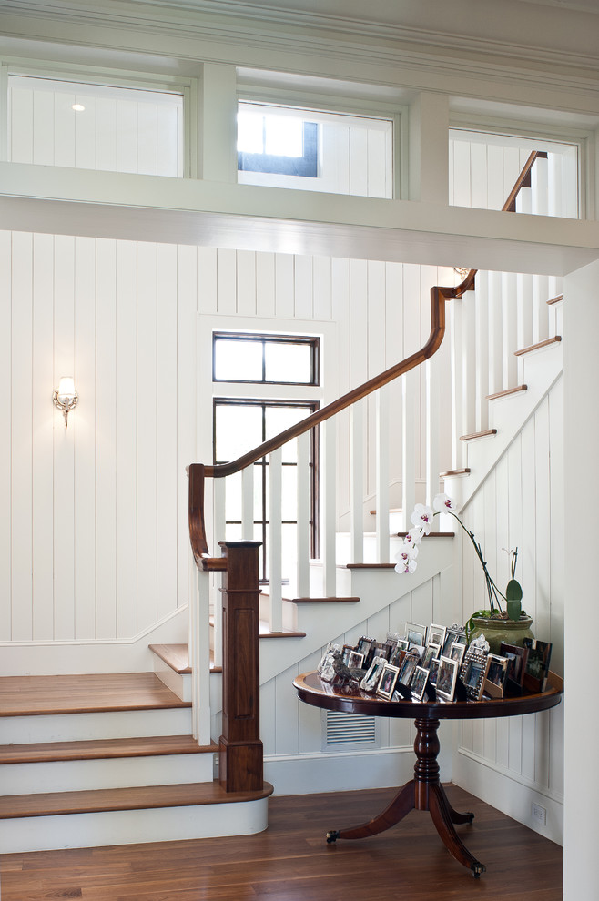 На фото: лестница в морском стиле с деревянными ступенями с