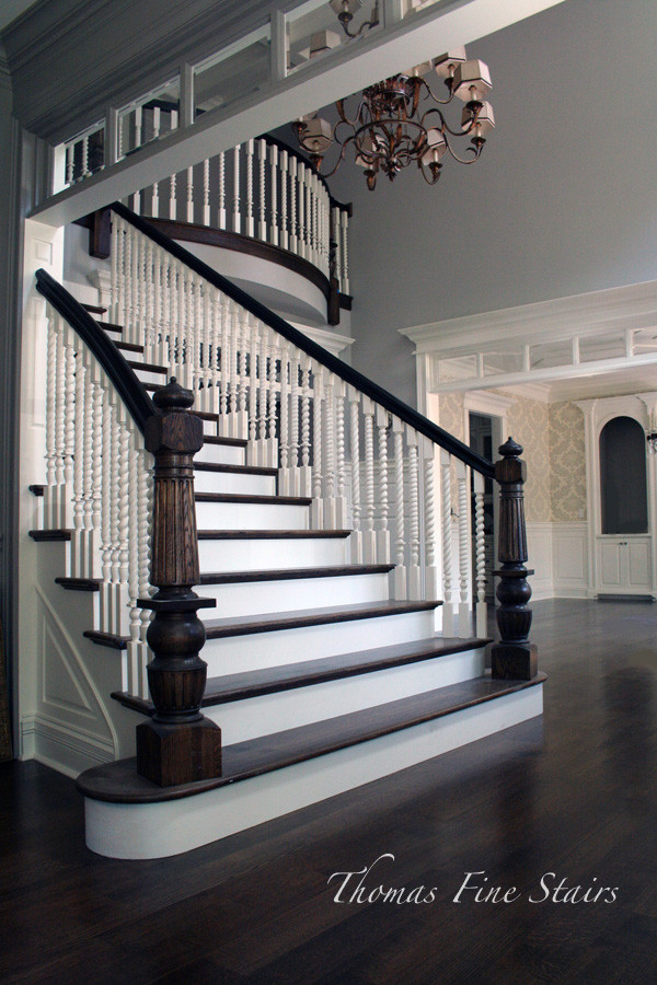 На фото: большая прямая лестница в классическом стиле с деревянными ступенями, крашенными деревянными подступенками и деревянными перилами