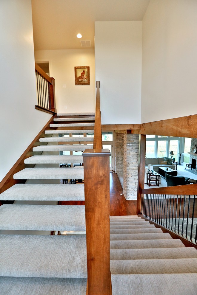 На фото: п-образная лестница среднего размера в стиле ретро с ступенями с ковровым покрытием без подступенок