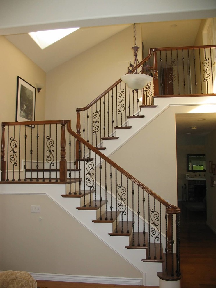 Источник вдохновения для домашнего уюта: п-образная лестница в классическом стиле с деревянными ступенями и крашенными деревянными подступенками