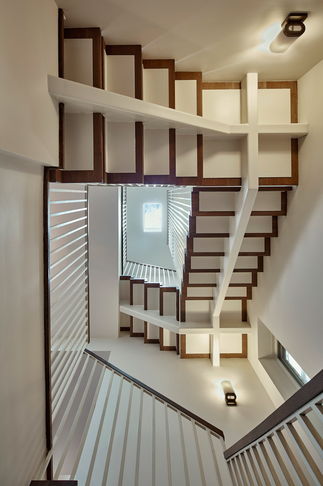 Diseño de escalera en U contemporánea grande sin contrahuella con escalones de madera y barandilla de metal