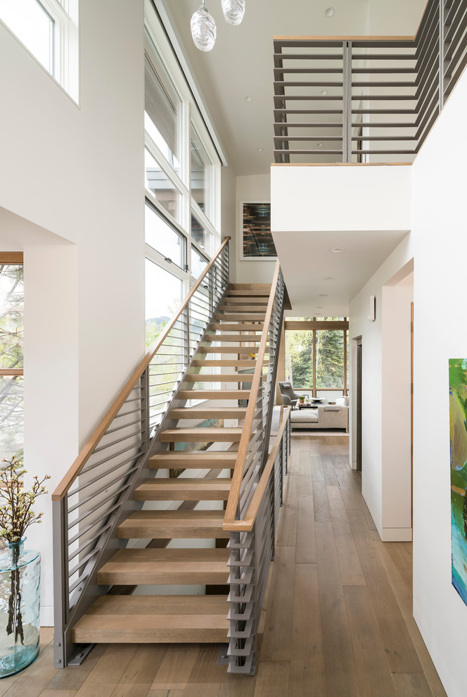 На фото: лестница в современном стиле с деревянными ступенями и перилами из смешанных материалов без подступенок с