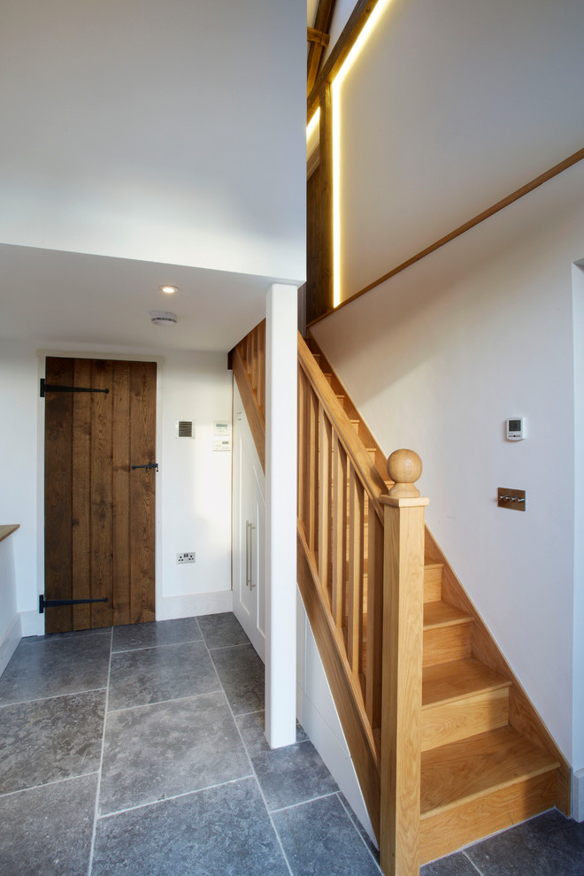 Ejemplo de escalera recta tradicional pequeña con escalones de madera y contrahuellas de madera