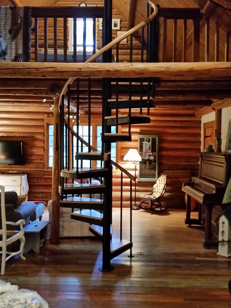 Пример оригинального дизайна: винтовая лестница среднего размера в стиле рустика с деревянными ступенями без подступенок