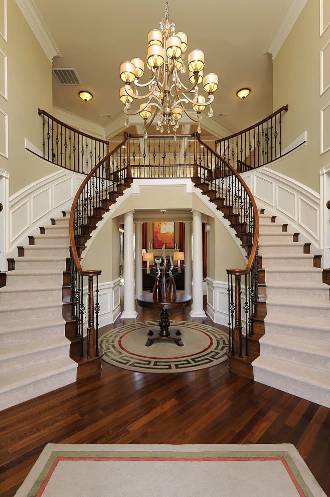 Idée de décoration pour un escalier courbe tradition avec des marches en bois et des contremarches en bois.
