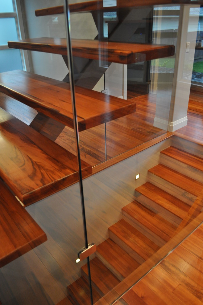 Ejemplo de escalera recta actual de tamaño medio sin contrahuella con escalones de madera