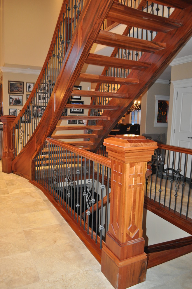 Diseño de escalera curva tradicional grande sin contrahuella con escalones de madera