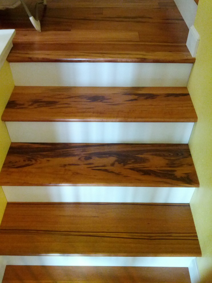 Inspiration för mellanstora klassiska raka trappor i trä, med sättsteg i trä