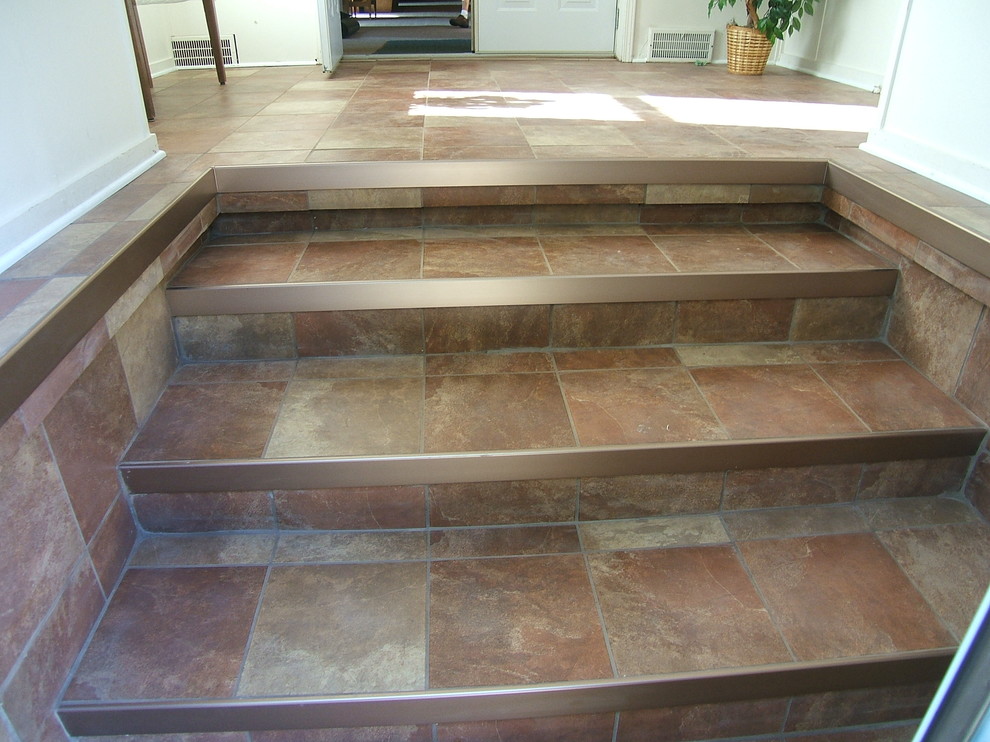 Ejemplo de escalera recta tradicional pequeña con escalones con baldosas y contrahuellas con baldosas y/o azulejos