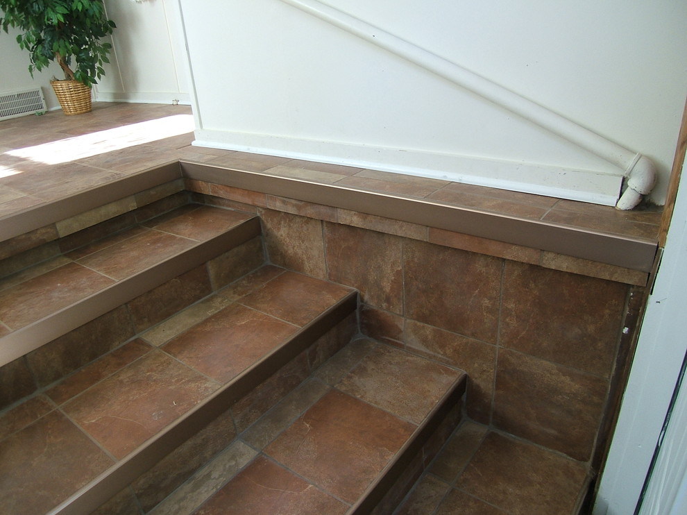Foto de escalera recta clásica pequeña con escalones con baldosas y contrahuellas con baldosas y/o azulejos