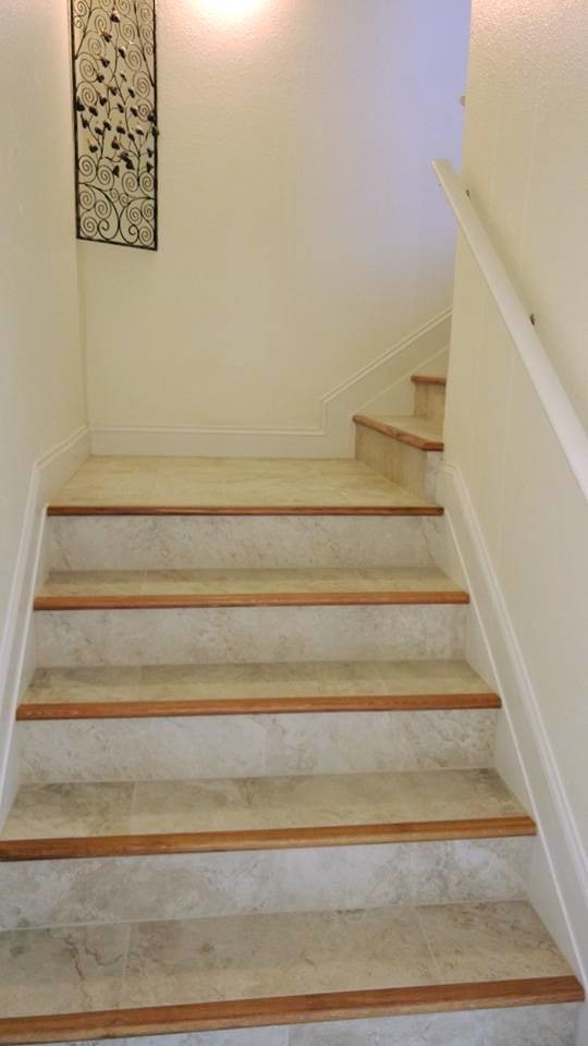 Mittelgroße Treppe in U-Form mit gefliesten Treppenstufen und gefliesten Setzstufen in Sonstige