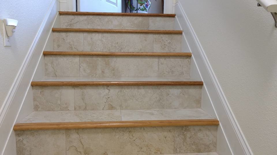 Источник вдохновения для домашнего уюта: п-образная лестница среднего размера с ступенями из плитки и подступенками из плитки