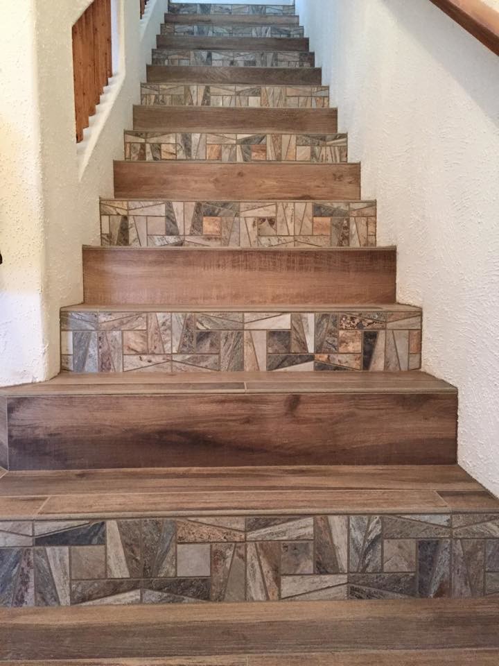 На фото: прямая лестница среднего размера в стиле рустика с ступенями из плитки и подступенками из плитки