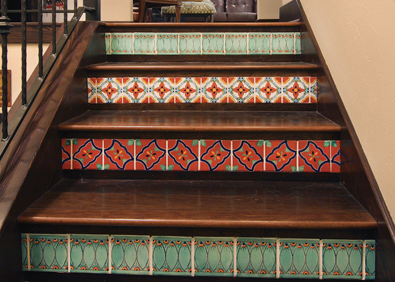 Idée de décoration pour un escalier droit méditerranéen de taille moyenne avec des marches en bois, des contremarches carrelées et un garde-corps en matériaux mixtes.