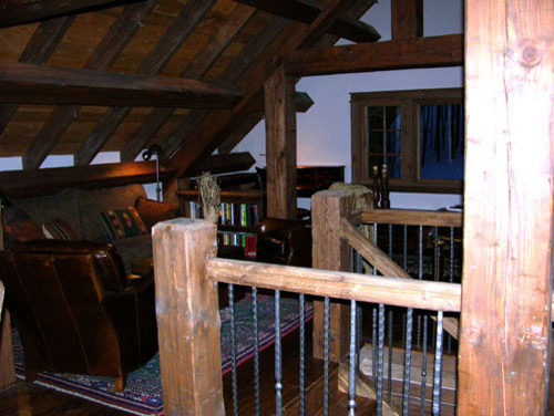 Exempel på en mycket stor rustik rak trappa i trä, med sättsteg i trä