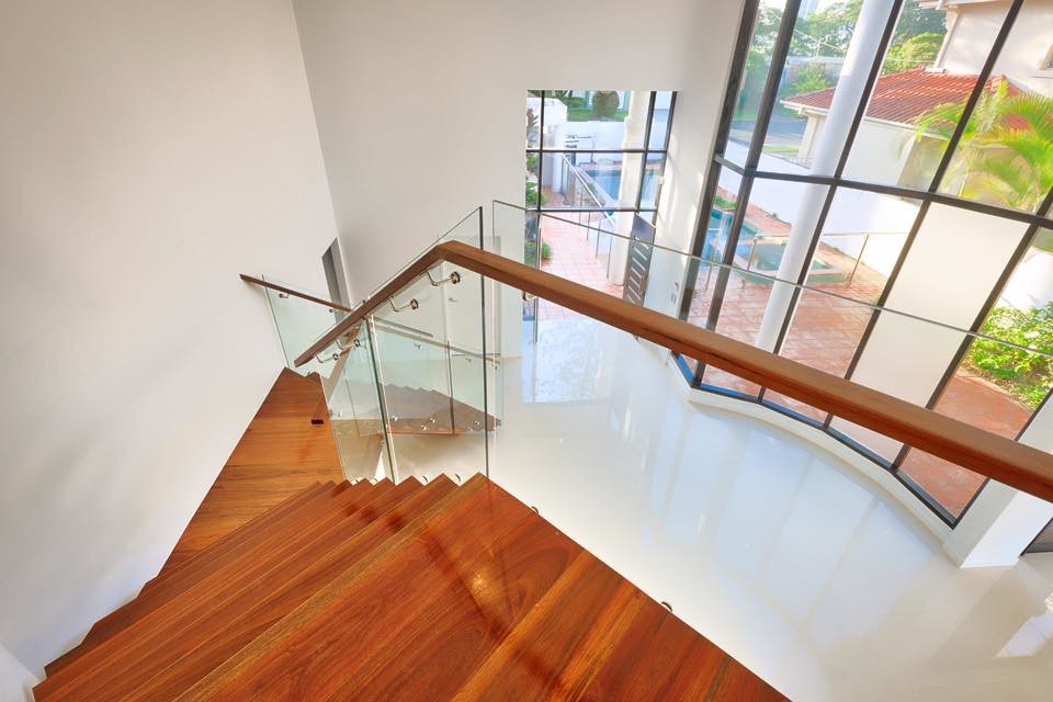 Стильный дизайн: большая угловая деревянная лестница в современном стиле с деревянными ступенями - последний тренд