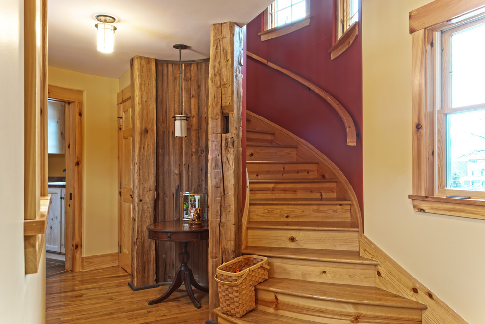 Идея дизайна: изогнутая деревянная лестница в классическом стиле с деревянными ступенями