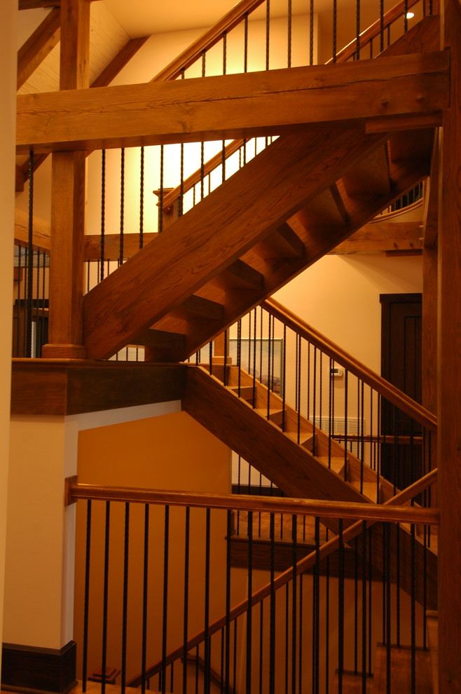Modelo de escalera tradicional con escalones de madera y contrahuellas de madera