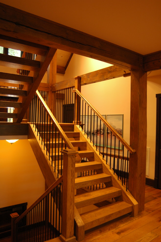 Источник вдохновения для домашнего уюта: деревянная лестница в классическом стиле с деревянными ступенями