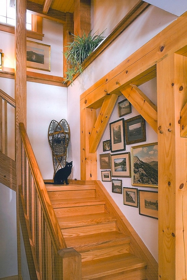 Cette photo montre un escalier courbe craftsman de taille moyenne avec des marches en bois et des contremarches en bois.