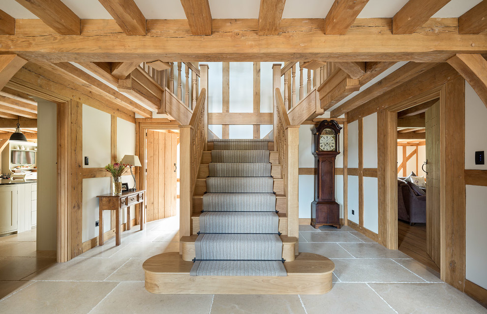 Пример оригинального дизайна: деревянная лестница в стиле кантри с деревянными ступенями