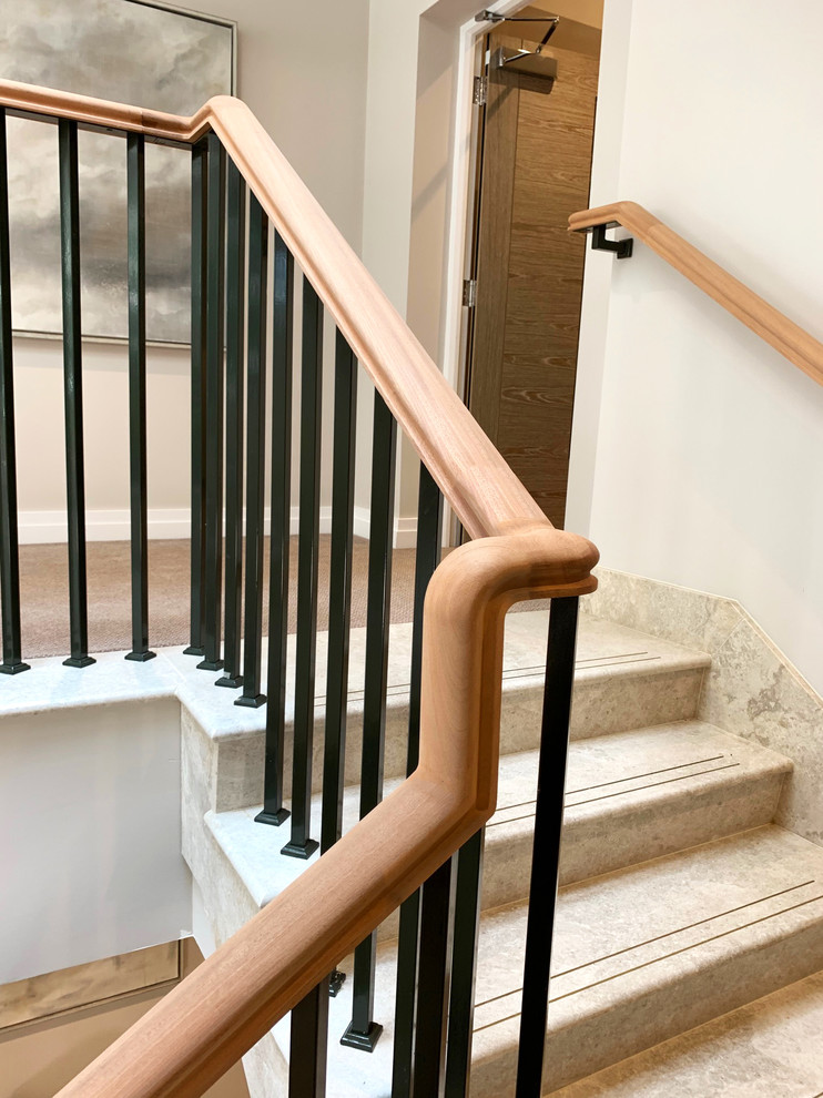Стильный дизайн: большая изогнутая лестница в современном стиле - последний тренд