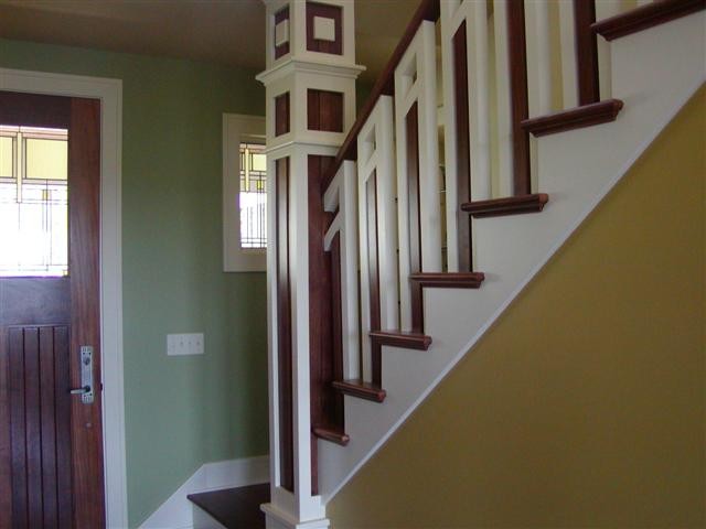 Bild på en mellanstor funkis u-trappa i trä, med sättsteg i målat trä