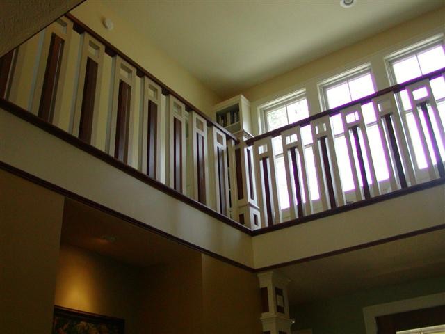 На фото: п-образная лестница среднего размера в современном стиле с деревянными ступенями и крашенными деревянными подступенками с