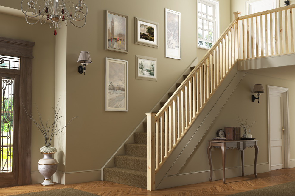 Cette image montre un escalier droit design avec des marches en moquette, des contremarches en moquette et un garde-corps en bois.