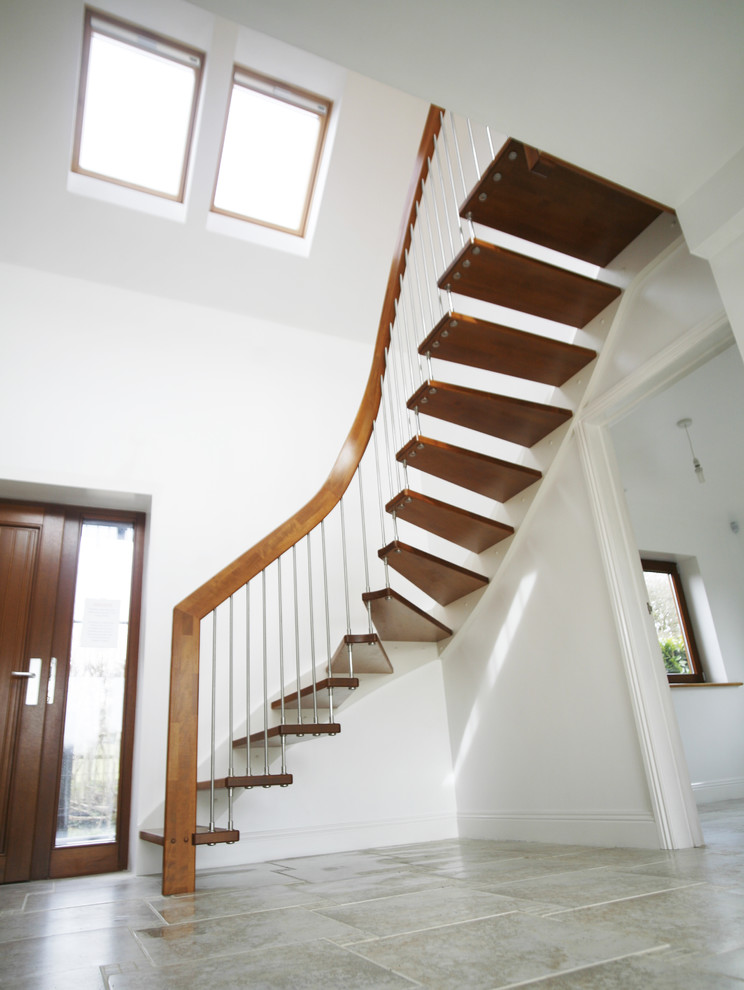 На фото: угловая лестница среднего размера в современном стиле с деревянными ступенями без подступенок