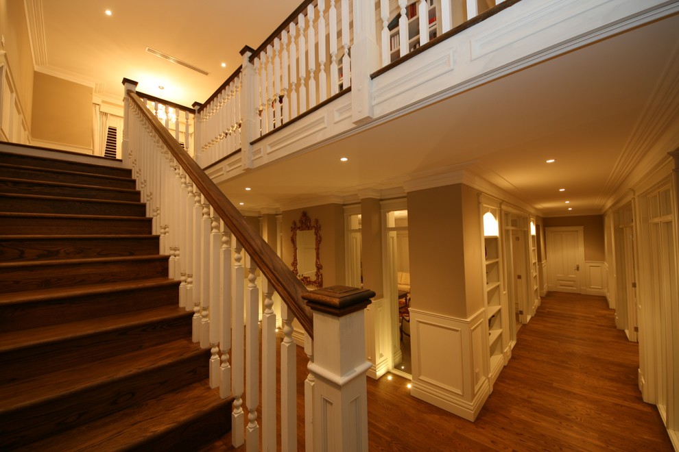 Свежая идея для дизайна: большая прямая деревянная лестница в классическом стиле с деревянными ступенями - отличное фото интерьера