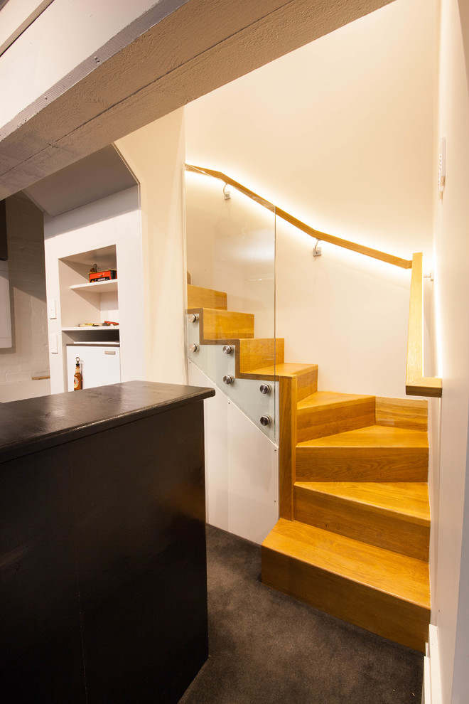 Gewendelte, Mittelgroße Moderne Treppe mit Holz-Setzstufen in Auckland