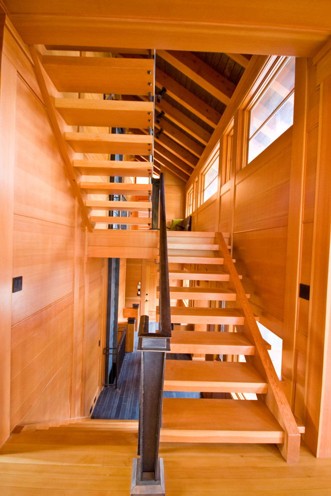 На фото: п-образная лестница в стиле рустика с деревянными ступенями без подступенок с